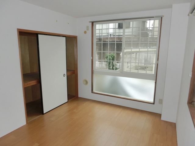 Living and room. Japanese-style room is 6 quires