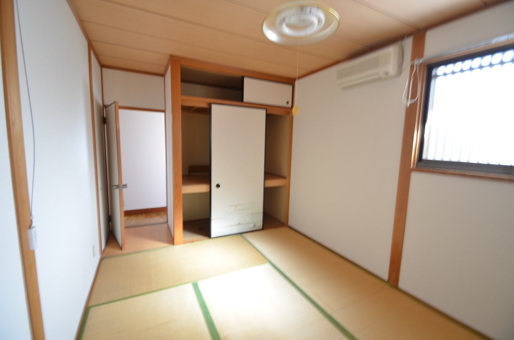 Other room space. Japanese-style room to settle. 
