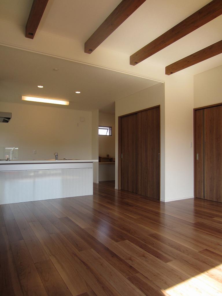 Same specifications photos (living). (7 Building) same specification