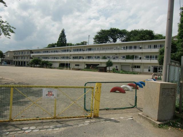 Primary school. Municipal Hachiya up to elementary school (elementary school) 2000m