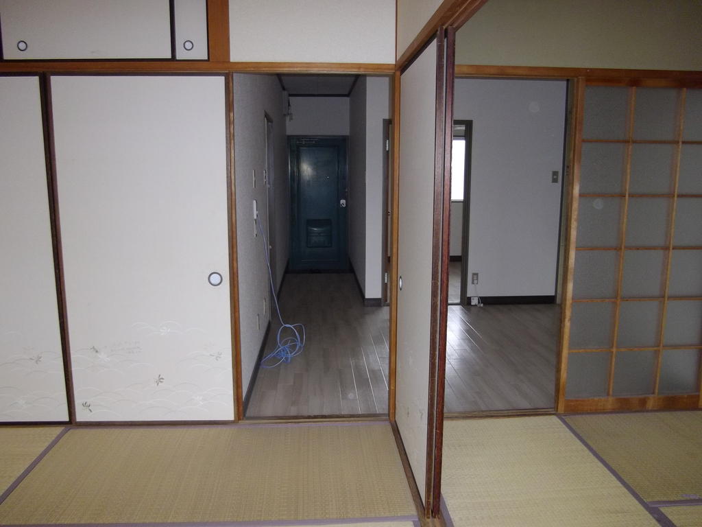 Living and room. There are Japanese and Western, It is very wide! 