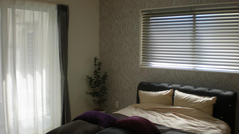 Non-living room. Bedroom! ! curtain, Also it comes with a bed.  There is also a walk-in closet. 