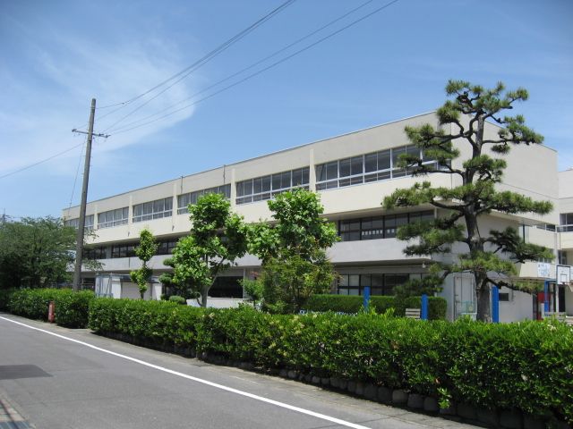 Primary school. Municipal Hozumi up to elementary school (elementary school) 2600m