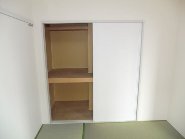 Receipt. It is the storage space of the Japanese-style room. 