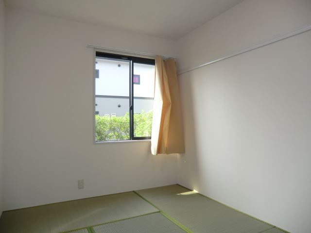 Living and room. It settles down Japanese-style room. 