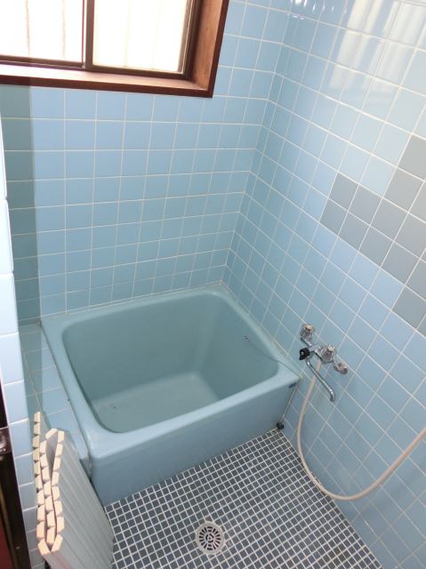 Bath. Bathroom that can ventilation with windows