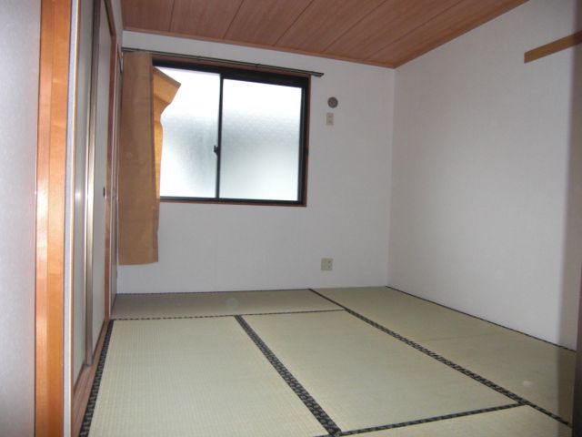 Living and room. It becomes fashionable, depending on arrangement of the room to the tatami. 