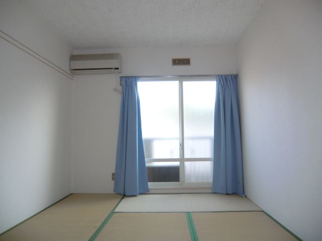 Living and room. Day of well Spacious be Japanese-style room. 
