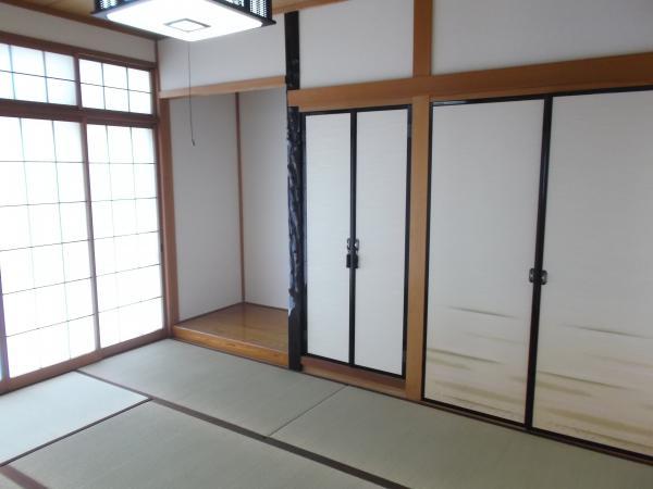 Non-living room. Buddhist altar room that also features the first floor Japanese-style room Japanese style, Also supports Western-style either of the back Ikaruga Western