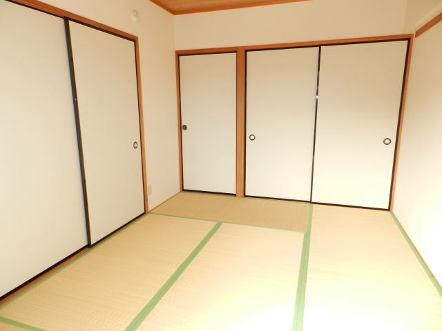 Living and room. You can Gorone in Japanese-style room. 