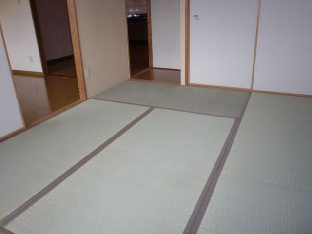 Living and room. It will calm the Japanese-style room. I feel the warmth. 
