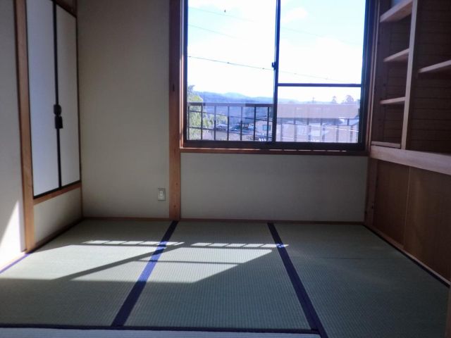Living and room. 2F is a Japanese-style. You Japanese-style room will calm feelings. 