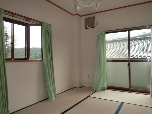 Living and room. 6 Pledge is a Japanese-style room, Because the corner room is equipped with a bay window. 