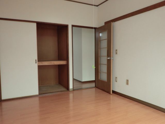 Living and room. It is between Hiroshi 6 Pledge as seen from the veranda side. 