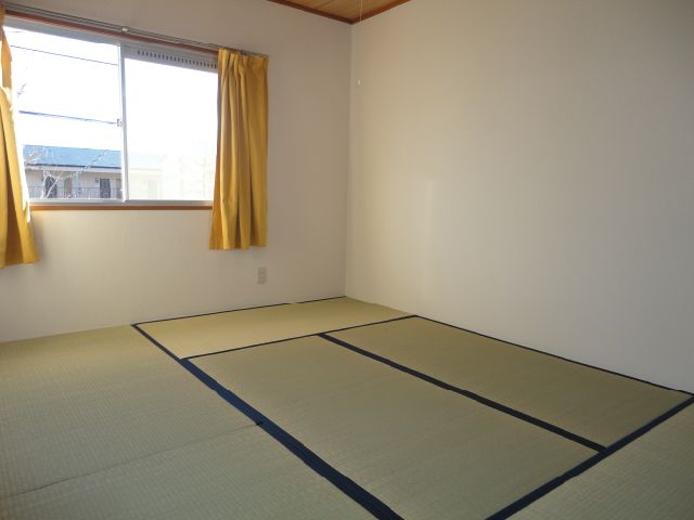 Living and room. It's calm is Japanese-style room