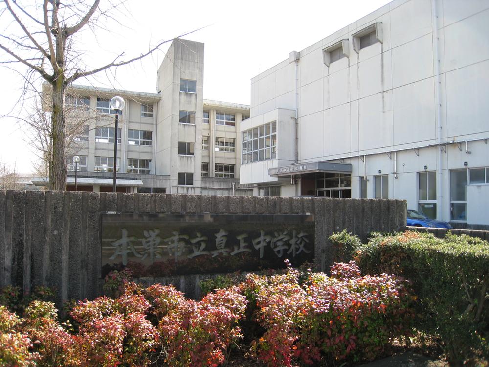 Junior high school. Motosu Municipal genuine junior high school about 1600m (20 minutes walk)