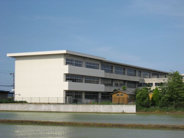 Primary school. Municipal Makuwa up to elementary school (elementary school) 1800m