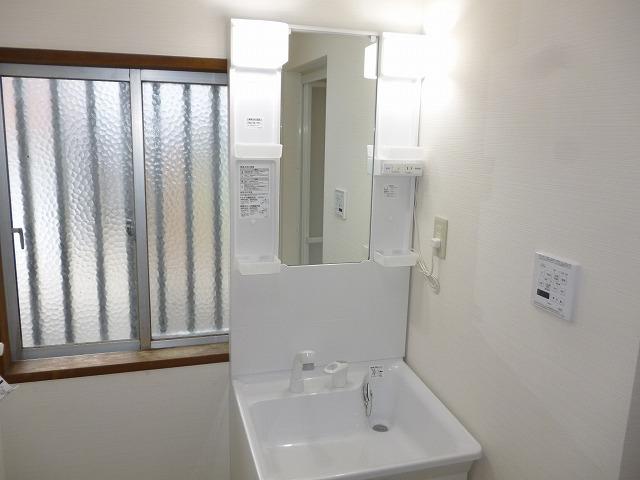 Wash basin, toilet. New vanity