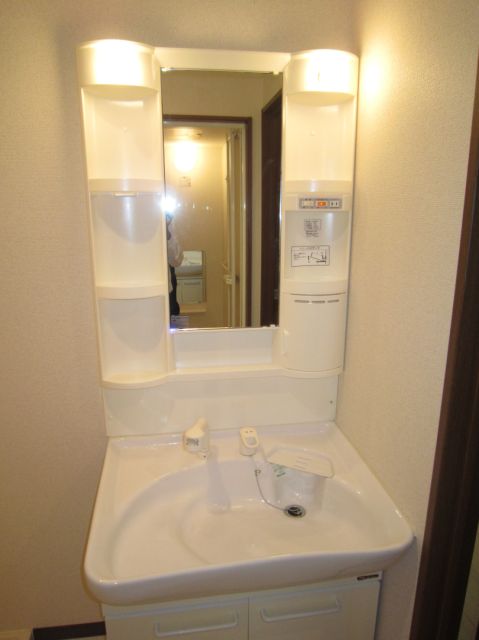 Washroom. Wash basin that can be shampoo