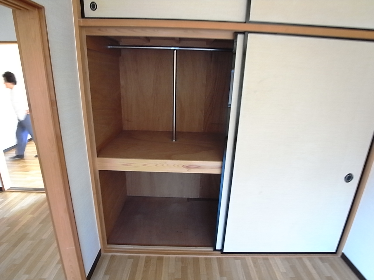 Receipt. It is a compartment of north Western-style. With upper closet. 