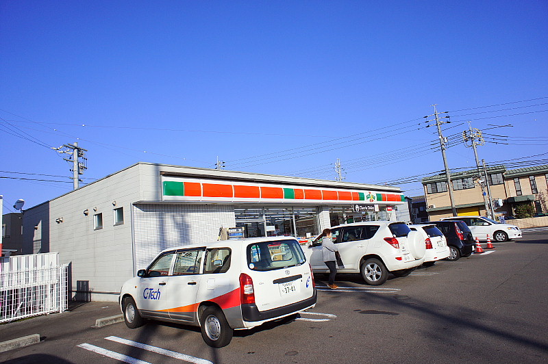 Convenience store. Thanks Gifu Motosu northern store up (convenience store) 381m