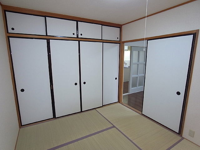 Other room space. There is a big storage in the Japanese-style room! 