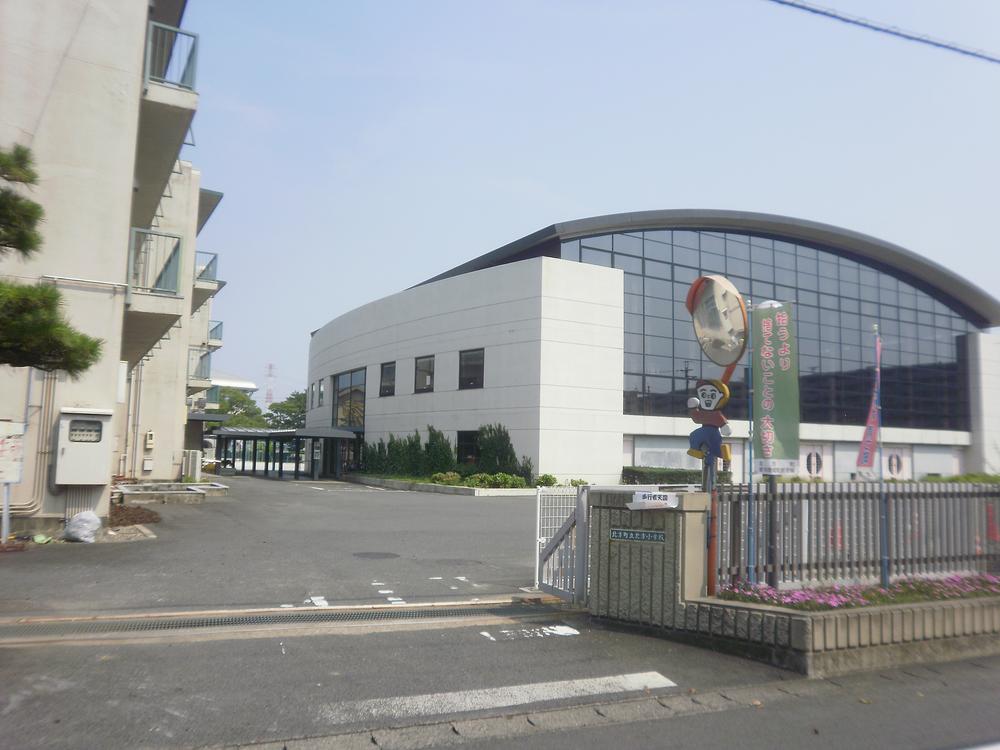 Primary school. 1587m until kitagata stand north elementary school