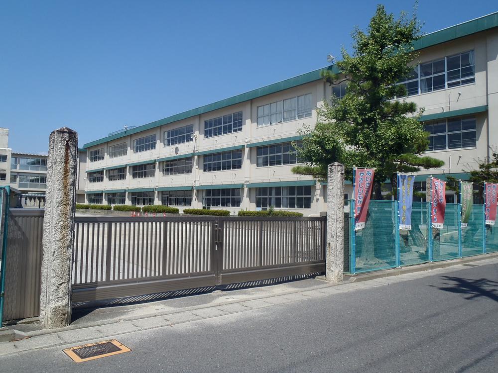 Primary school. 1600m to the north elementary school