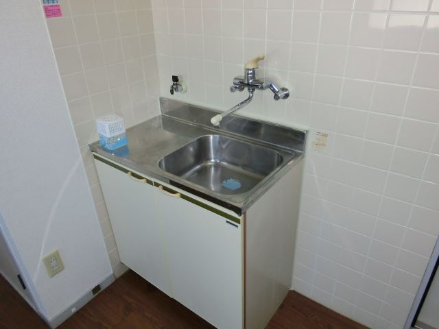 Kitchen. There is hot water supply