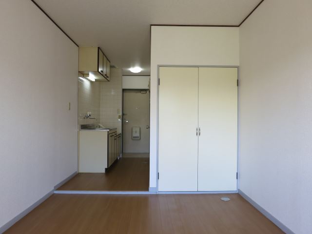 Living and room. It is recommended for the first time of one person living. 