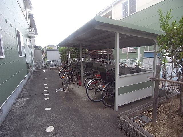 Other common areas. Bicycle parking lot, please use together with people of Building A
