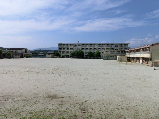 Primary school. Municipal Nishi Elementary School until the (elementary school) 1500m