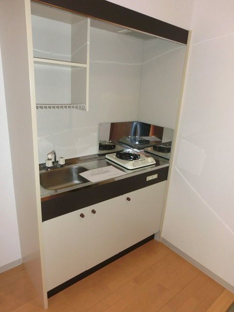 Kitchen. 1-neck with stove