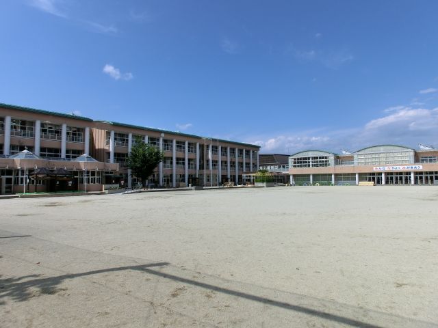 Primary school. 280m until the Municipal Minami Elementary School (Elementary School)