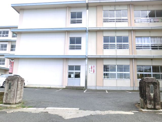 Primary school. 2200m until the Municipal Sakamoto Elementary School (elementary school)