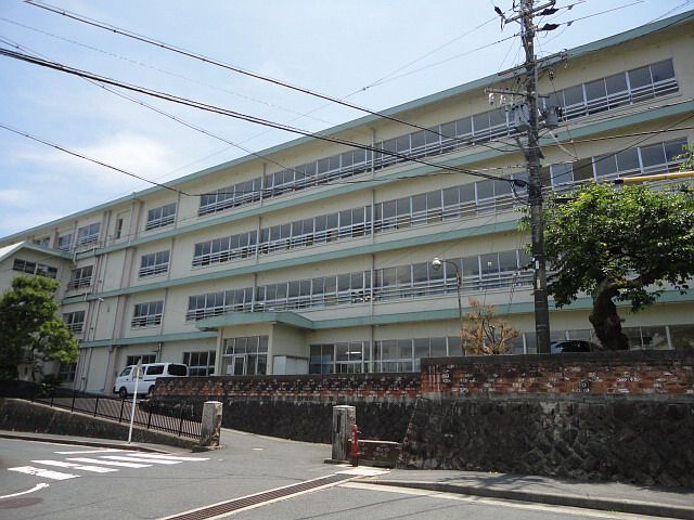 Primary school. 1700m until the Municipal Higashi elementary school (elementary school)