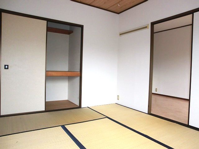 Living and room. There is Japanese-style calm down