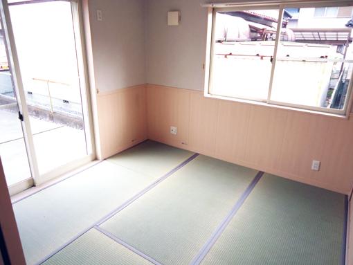 Non-living room. Bright Japanese-style room It is good as a drawing room