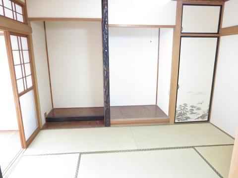 Non-living room. Japanese-style room to refer to the sun