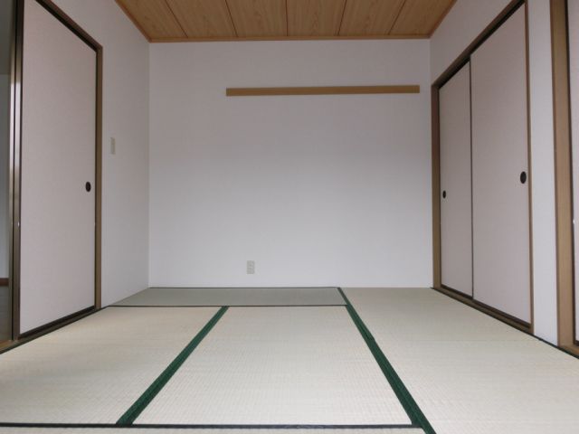 Living and room. It is a Japanese-style room that can comfortably. 