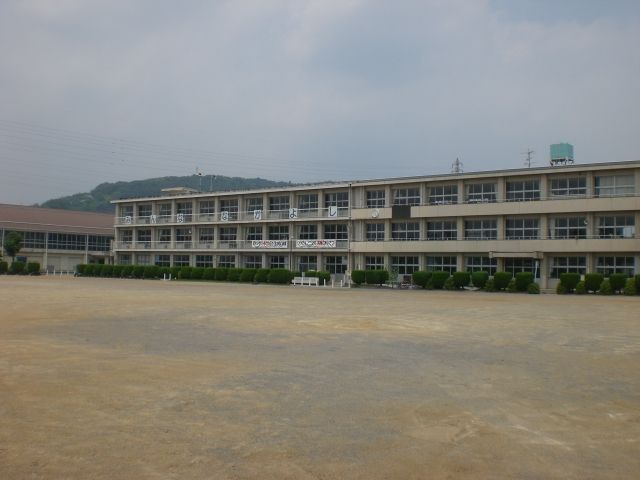 Primary school. 1700m until the Municipal Akasaka elementary school (elementary school)