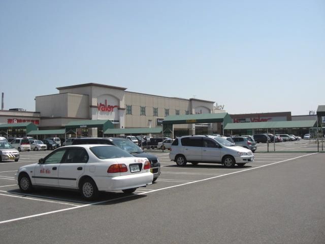 Supermarket. 900m to Barrow (super)