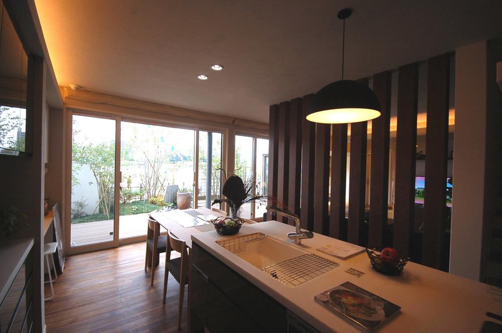 Model house photo. Full flat sash of the large opening. Without leaving the room a sense of openness, such as those feel the transitory seasonal dining kitchen.  [BeSai + e (Bee ・ Saie) model house]