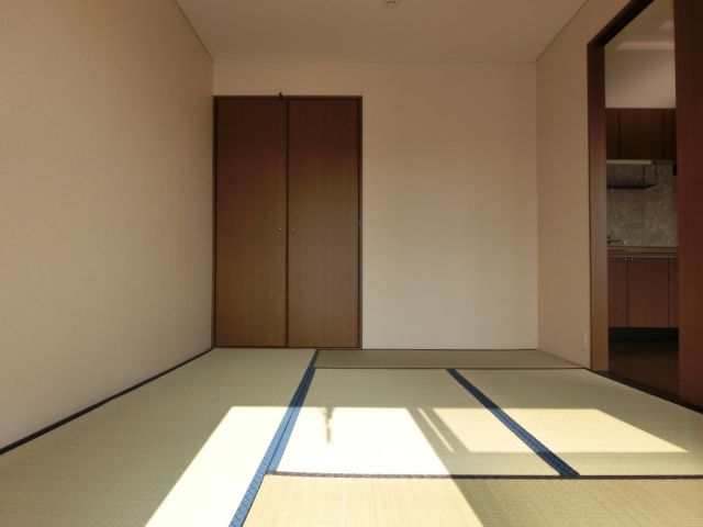 Living and room. South-facing Japanese-style room is calm