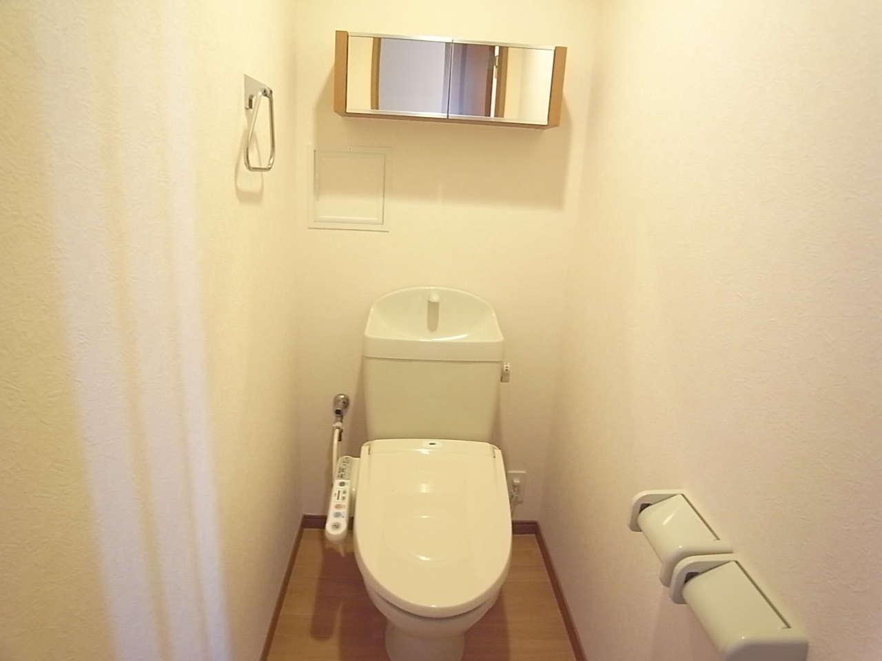 Toilet. Toilet also widely, ^^ Glad to come with up to shelf