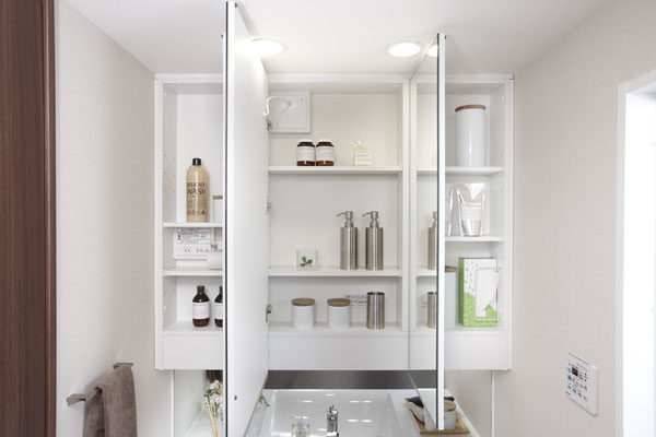 Bathing-wash room.  [Three-sided mirror back storage] Three-sided mirror the heater has been built defogging in the center of the mirror. On the back side of the storage space, Such as cosmetics and toiletries, This is useful for storage of small items (same specifications)