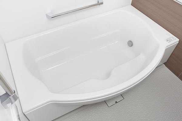 Bathing-wash room.  [Low-floor wide bathtub] Tub is set lower and about 45cm a stride from the washing place. Furthermore, Handrail is also installed in barrier-free. You can also enjoy sitz bath (same specifications)