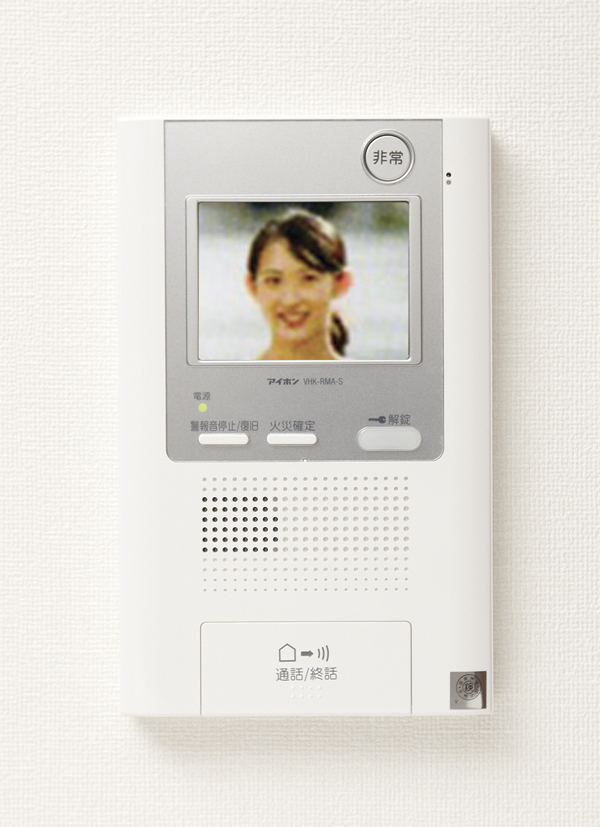 Security.  [Auto-lock system] The entrance of visitors, Check the audio and video from the monitor in the dwelling unit, Unlocking the auto lock. You can see again further in the voice of the dwelling unit entrance before the intercom (same specifications)