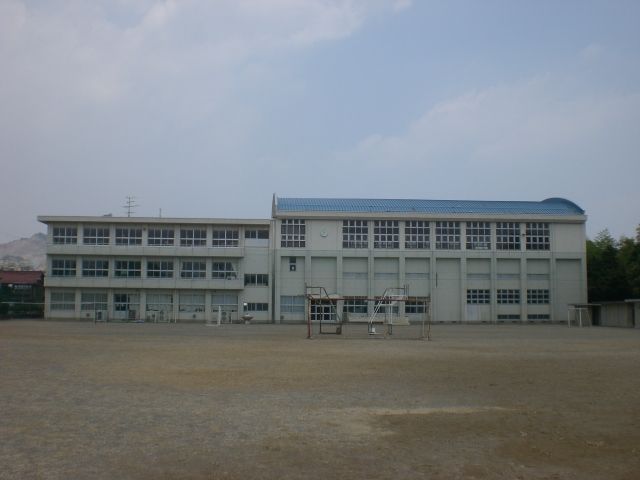 Primary school. Municipal Aohaka up to elementary school (elementary school) 1100m