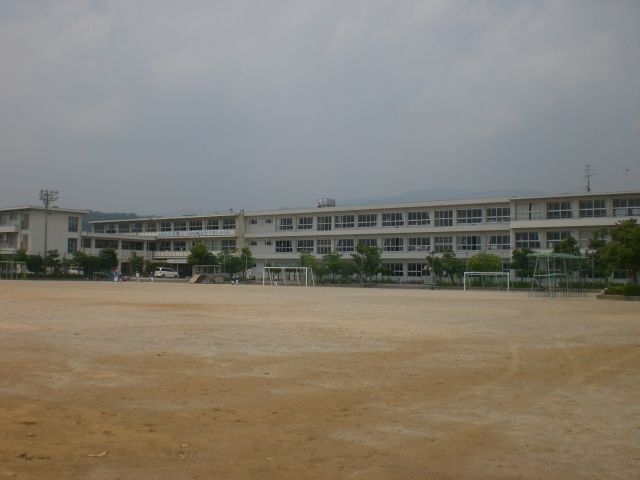 Junior high school. 2200m until the Municipal Akasaka junior high school (junior high school)